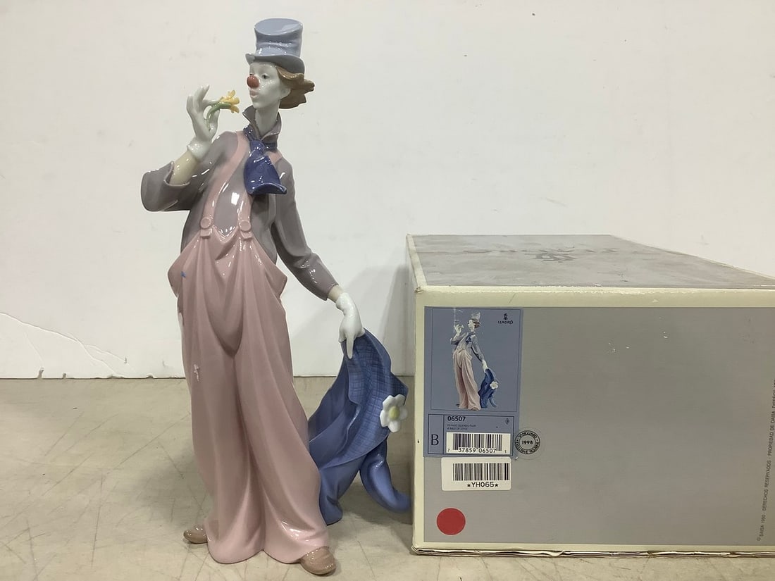 A Mile of Style Ceramic Lladro Figure - 06507 (14in Tall) (1 of 1)