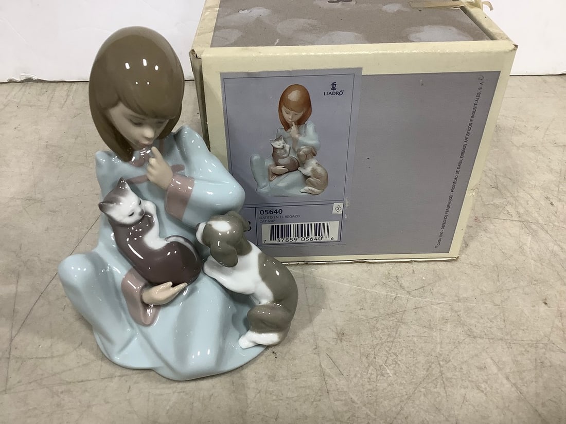 Cat Nap Ceramic Lladro Figure - 05640 (6in Tall) (1 of 1)