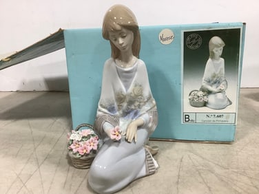 Spring Song Ceramic Lladro Figure - 7.607 *flower damaged* (7in Tall)