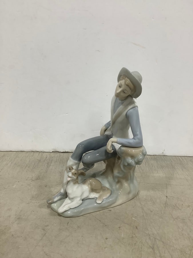 Lladro fine porcelain collectible statue(7.75in.tall): Lladro fine porcelain collectible statue(7.75in.tall)