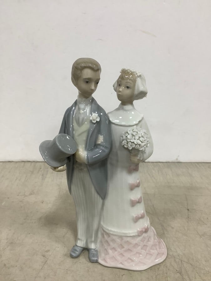 Lladro fine porcelain collectible statue(7.5in.tall): Lladro fine porcelain collectible statue(7.5in.tall)