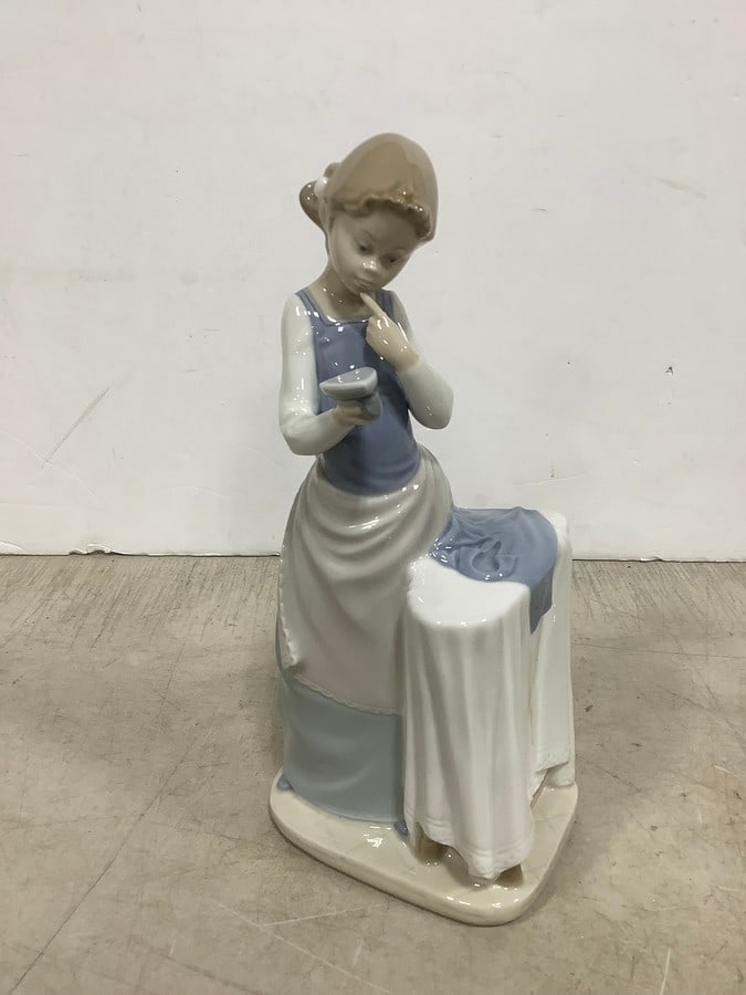 Lladro fine porcelain collectible statue(10in.tall): Lladro fine porcelain collectible statue(10in.tall)
