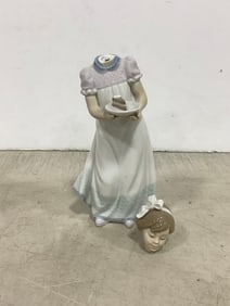 Lladro fine porcelain collectible statue(6.25in. headless-head needs repair)