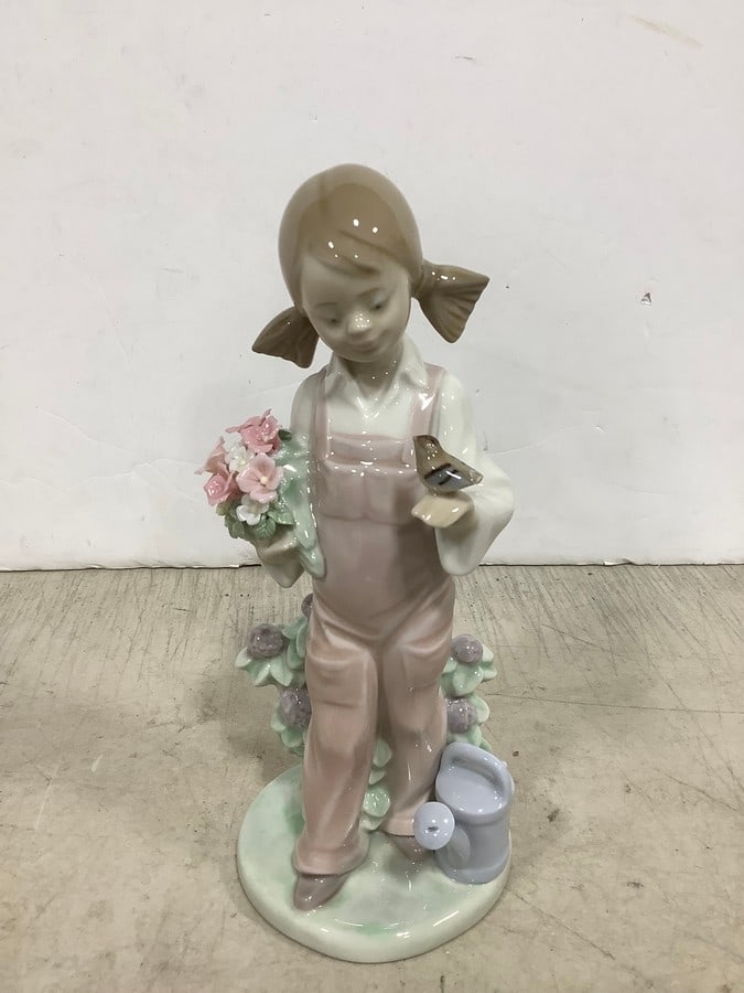 Lladro fine porcelain collectible statue(7.5in.tall): Lladro fine porcelain collectible statue(7.5in.tall)
