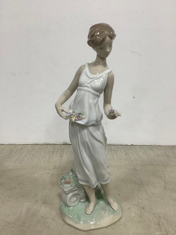 Lladro fine porcelain collectible statue(10.25in.tall): Lladro fine porcelain collectible statue(10.25in.tall)