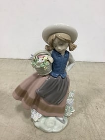 Lladro fine porcelain collectible statue(6.5in.tall)