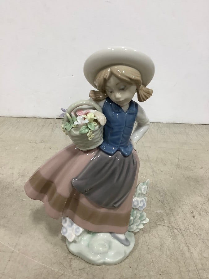 Lladro fine porcelain collectible statue(6.5in.tall) (1 of 1)