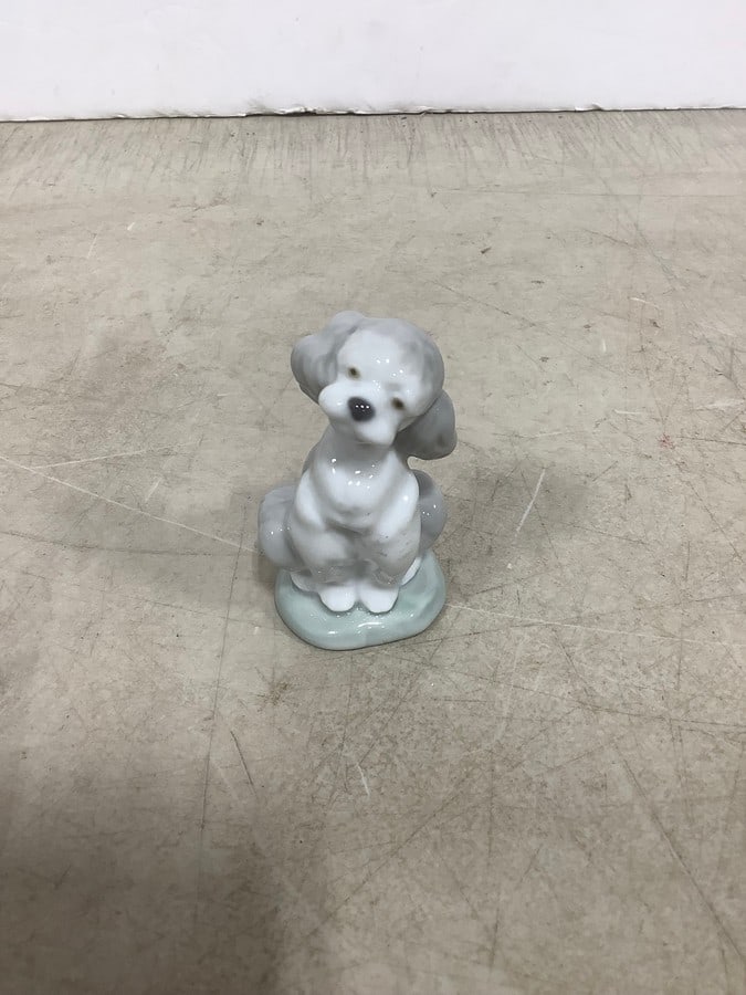 Lladro fine porcelain dog collectible statue(3in.tall): Lladro fine porcelain dog collectible statue(3in.tall)