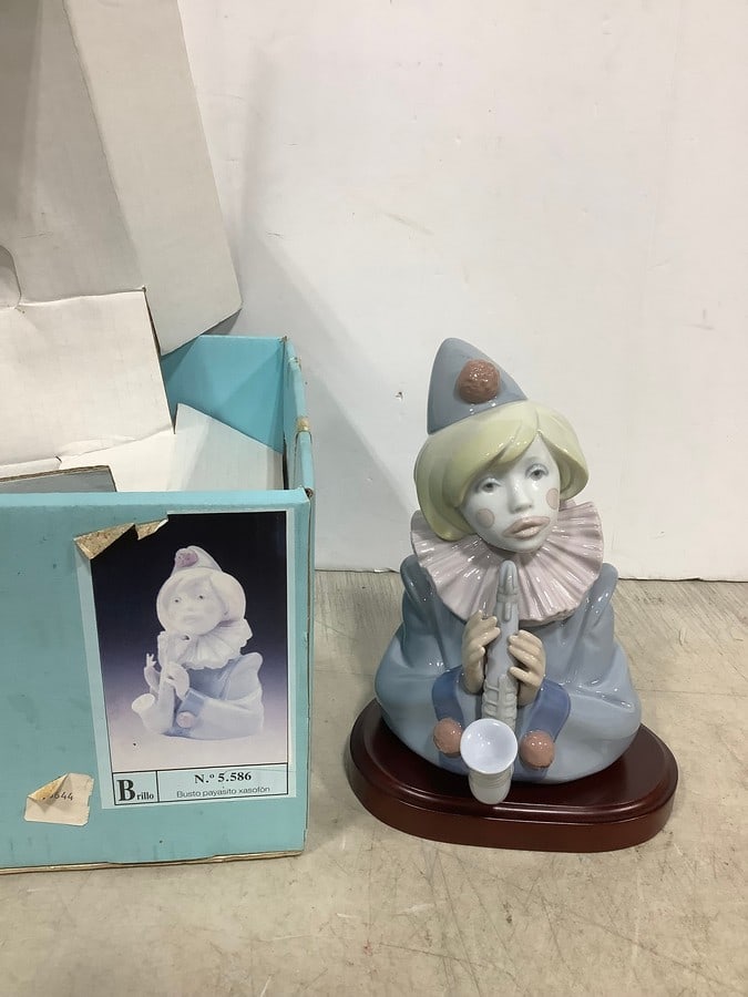 Lladro fine porcelain collectible statue with display stand(8.25in.tall): Lladro fine porcelain collectible statue with display stand(8.25in.tall)