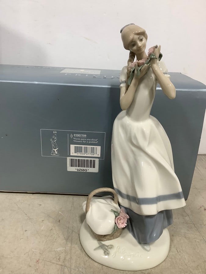 Lladro Privilege Flowers for a Goddess fine porcelain collectible statue(9.5in.tall): Lladro Privilege Flowers for a Goddess fine porcelain collectible statue(9.5in.tall)