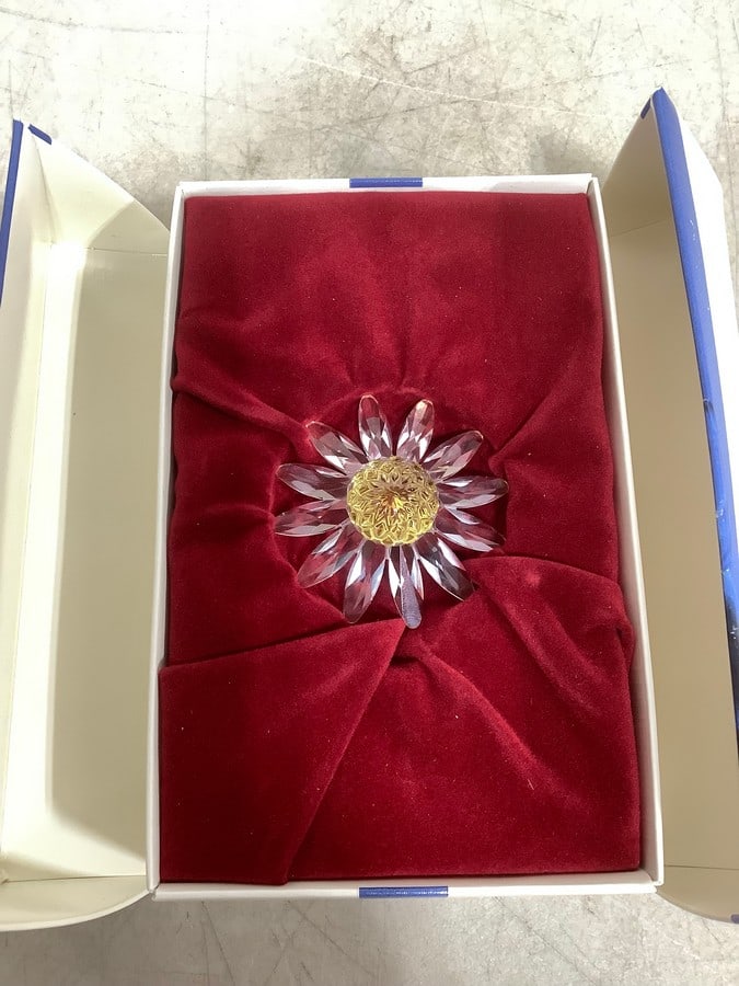 Swavorki floral crystal decor in box(1.5in.long): Swavorki floral crystal decor in box(1.5in.long)