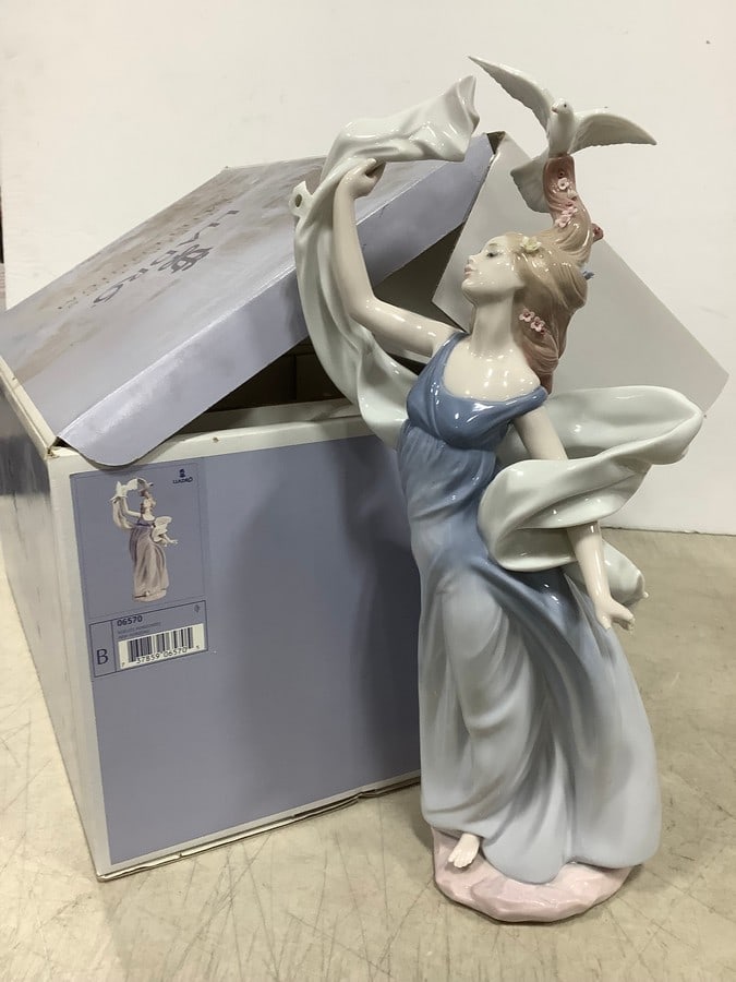 Lladro Inspiration Millenium New Horizons porcelain collectible statue(15.5in.tall-has damage on (1 of 1)
