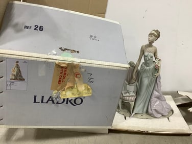 A Lady of Taste Lladro porcelain collectible statue(14.5in.tall)