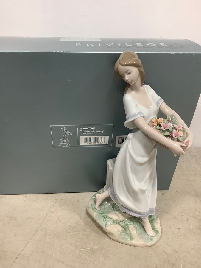 Lladro Gardens of Athens porcelain collectible statue(10in.tall): Lladro Gardens of Athens porcelain collectible statue(10in.tall)