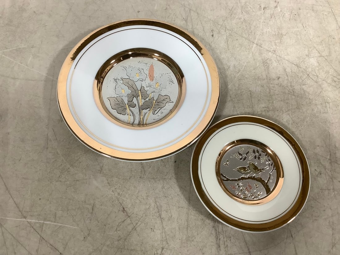 24kt gold edged plates(largest 6in.across): 24kt gold edged plates(largest 6in.across)