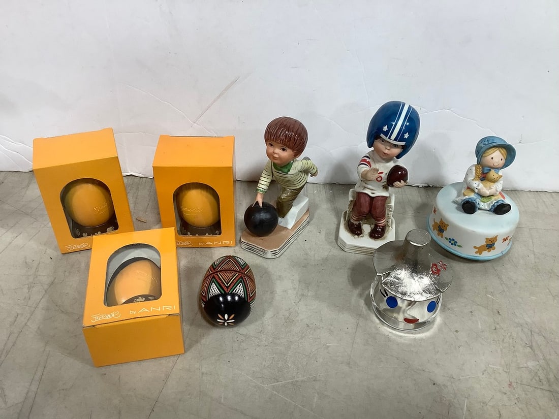 Anri eggs and decorative statues(Tallest - 5in): Anri eggs and decorative statues(Tallest - 5in)