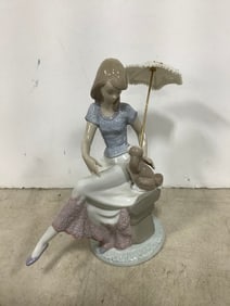 Lladro Ceramic Statue (8.75in Tall)