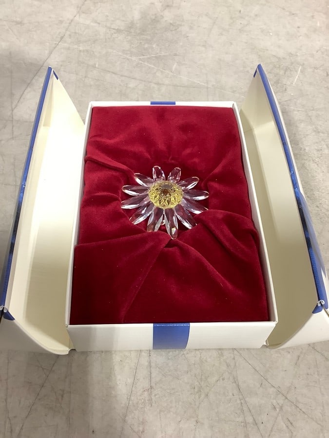 Swavorski floral crystal decor in box(1.5in.long): Swavorski floral crystal decor in box(1.5in.long)