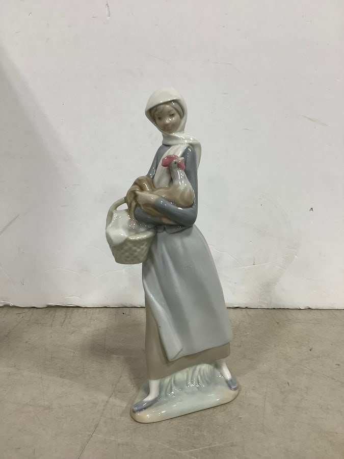 Lladro fine porcelain collectible statue(10in.tall): Lladro fine porcelain collectible statue(10in.tall)