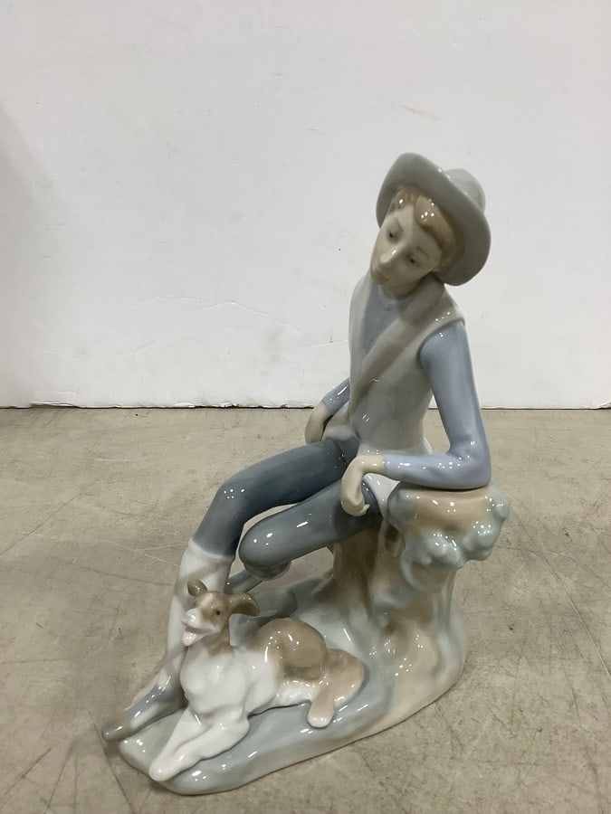 Lladro fine porcelain collectible statue(7.75in.tall): Lladro fine porcelain collectible statue(7.75in.tall)