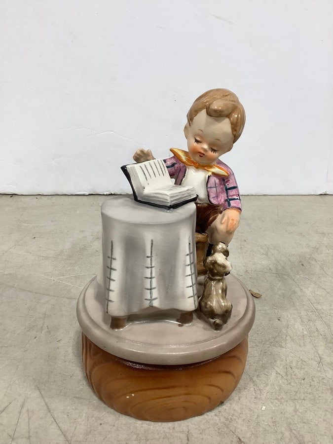 Goebel Hummel little bookkeeper statue(7in.tall): Goebel Hummel little bookkeeper statue(7in.tall)