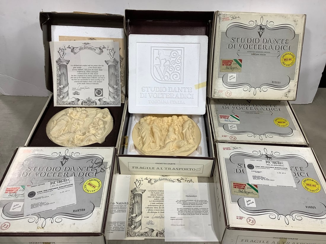 Studio Dante Di Volteradici collectible plates in box: Studio Dante Di Volteradici collectible plates in box
