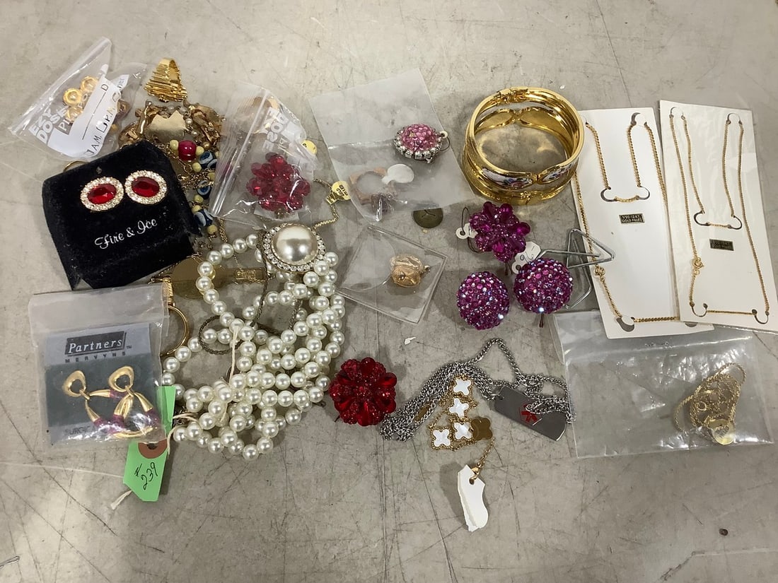 Various Costume Jewelry (Braclets, Earrings, Rings, etc: Various Costume Jewelry (Braclets, Earrings, Rings, etc