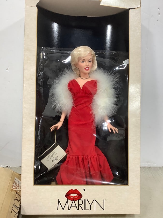 Marilyn Monroe World Doll collectible in box: Marilyn Monroe World Doll collectible in box