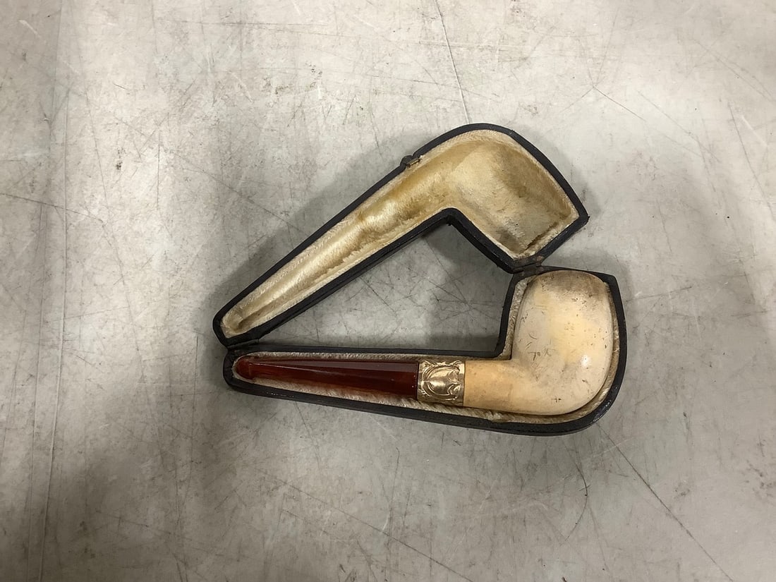 Vintage pipe in case (1 of 1)