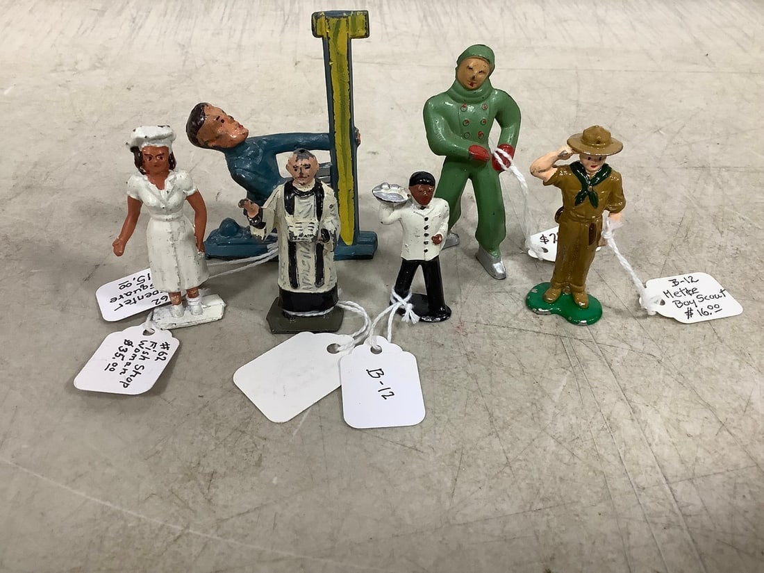 Vintage metal figurines(tallest 3in.): Vintage metal figurines(tallest 3in.)