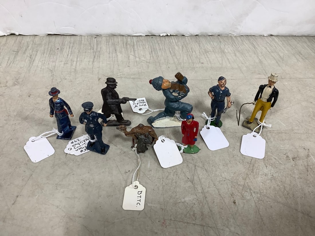 Vintage metal figurines(tallest 2.5in.): Vintage metal figurines(tallest 2.5in.)