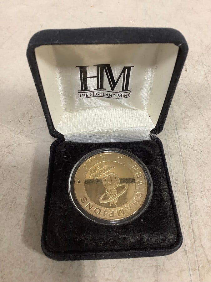2006 Miami Heat NBA Champions coin in case: 2006 Miami Heat NBA Champions coin in case