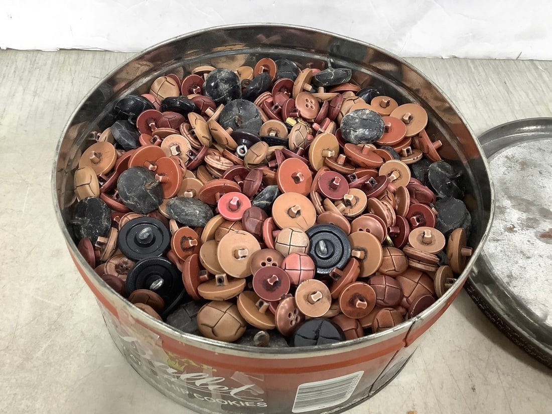 Vintage Tin of Buttons: Vintage Tin of Buttons