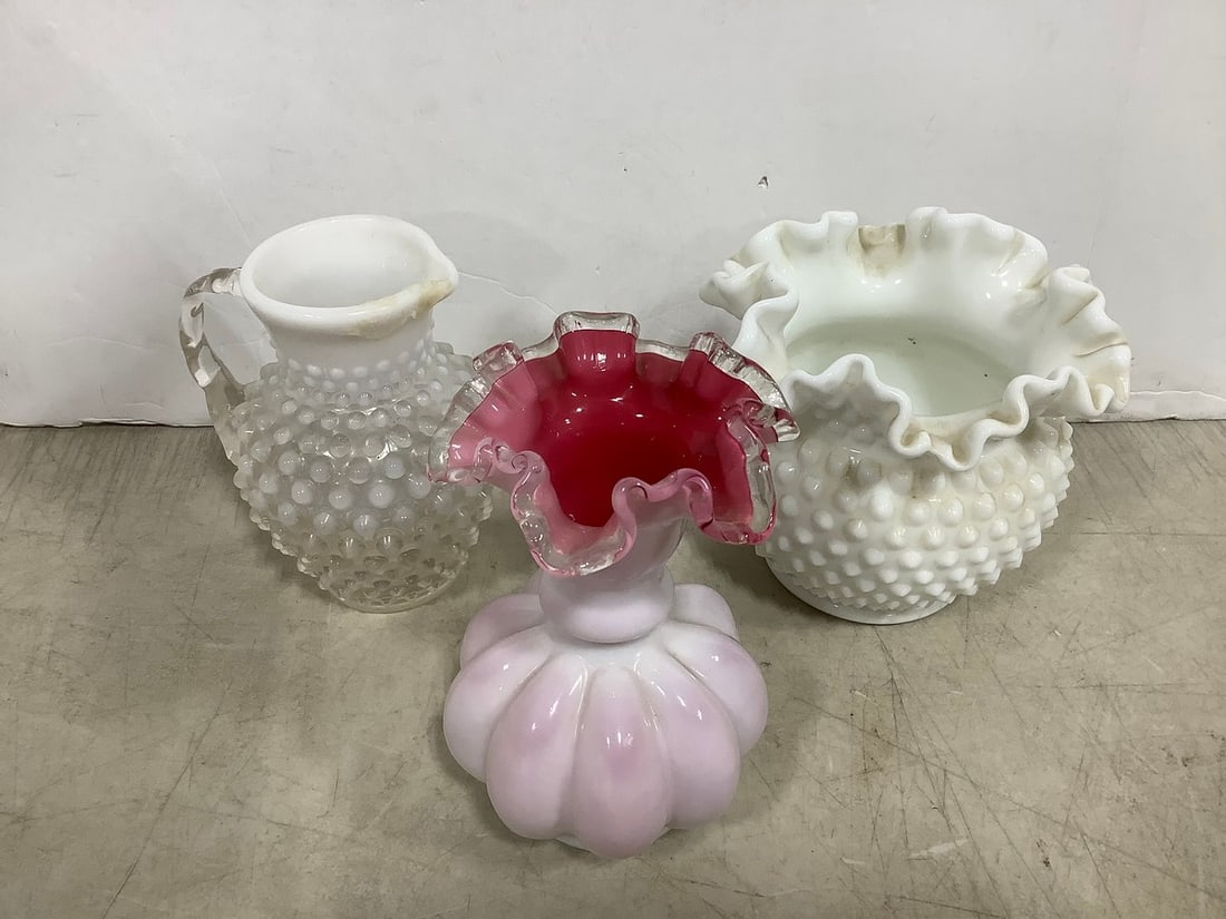 Milk glass and Fenton vases(6.5in.tallest): Milk glass and Fenton vases(6.5in.tallest)