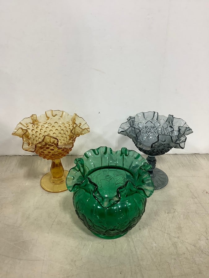 Fenton vase and candy dishes(6in.tallest): Fenton vase and candy dishes(6in.tallest)