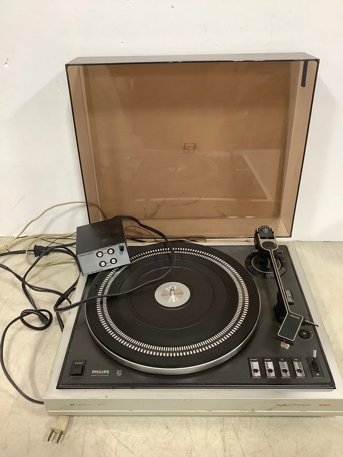 Philips record player with Realistic pre amplifier attachment (1 of 1)