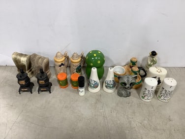Vintage salt/pepper shakers