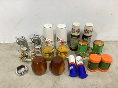 Vintage salt/pepper shakers