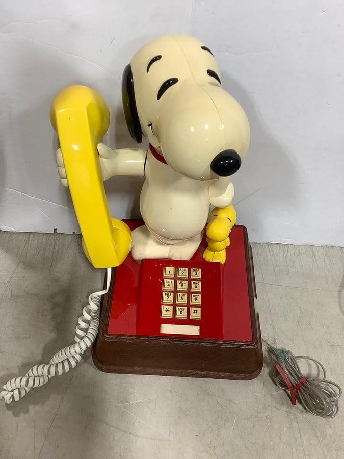 Vintage Snoopy Telephone (15in Tall): Vintage Snoopy Telephone (15in Tall)