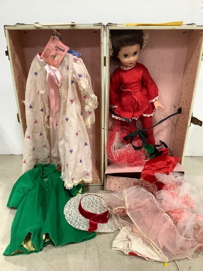Vintage doll with accessories in case(20in.x10in.x9.5in.-handle of case damaged): Vintage doll with accessories in case(20in.x10in.x9.5in.-handle of case damaged)