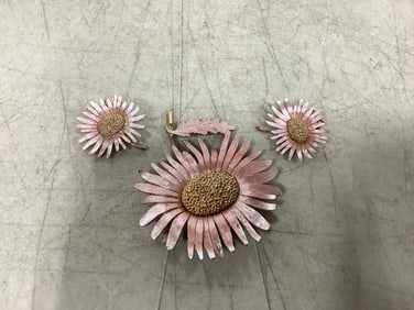 Pastelli pink daisy flower broaches