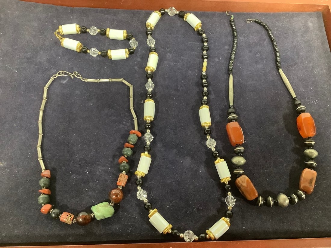 Costume jewelry: Costume jewelry