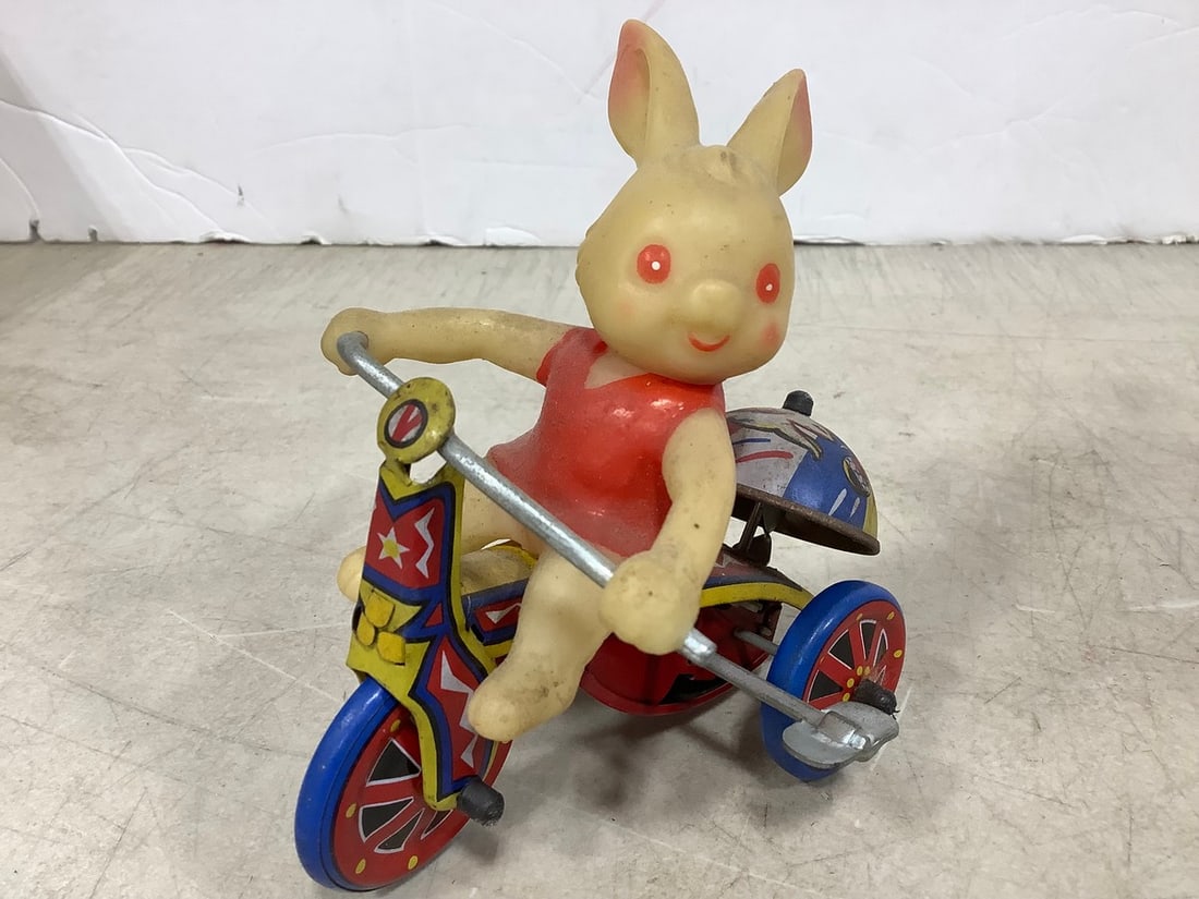 Vintage Wind Up Bunny Toy: Vintage Wind Up Bunny Toy