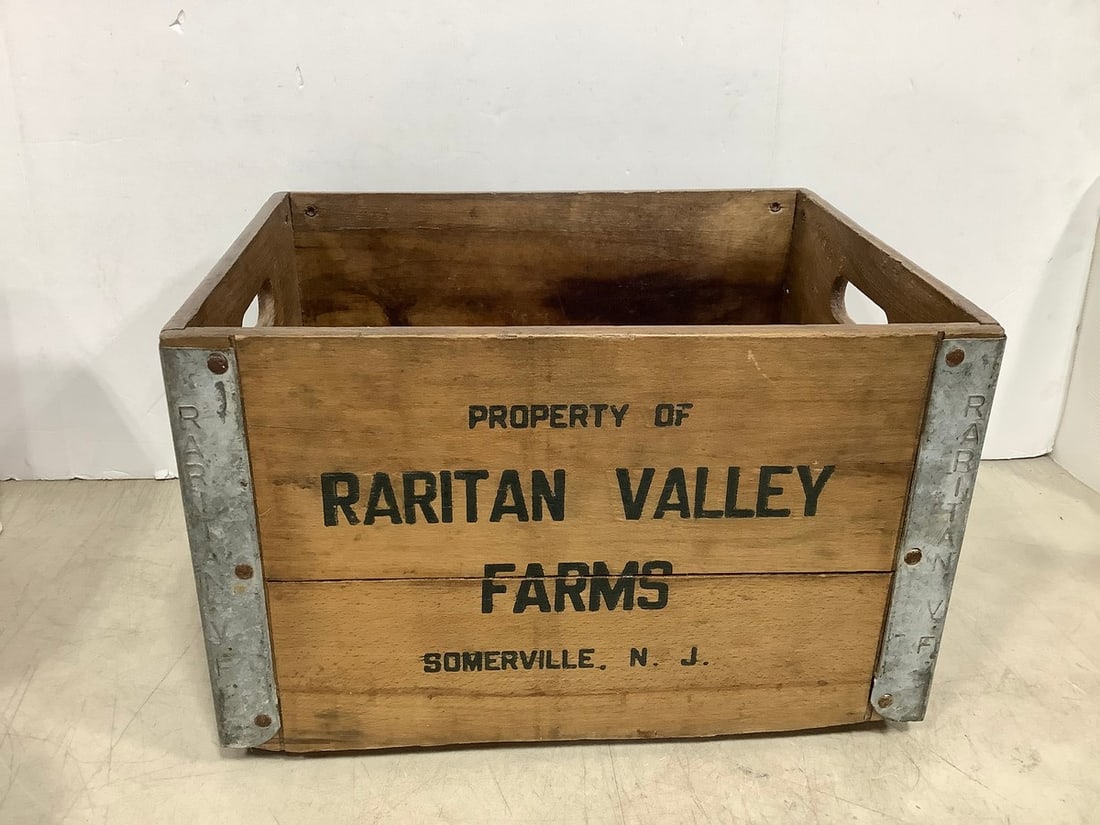 Vintage Raritan Valley Farms crate(16.5in.x10.5in.x13in.): Vintage Raritan Valley Farms crate(16.5in.x10.5in.x13in.)