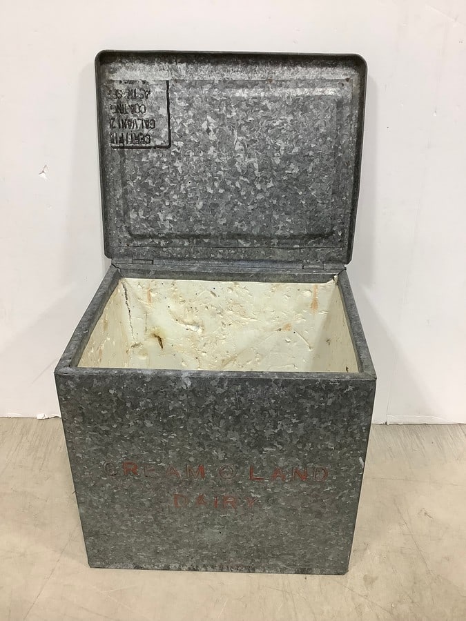 Vintage Cream-O-Land Dairy Container (11inx9.75inx12.25in): Vintage Cream-O-Land Dairy Container (11inx9.75inx12.25in)