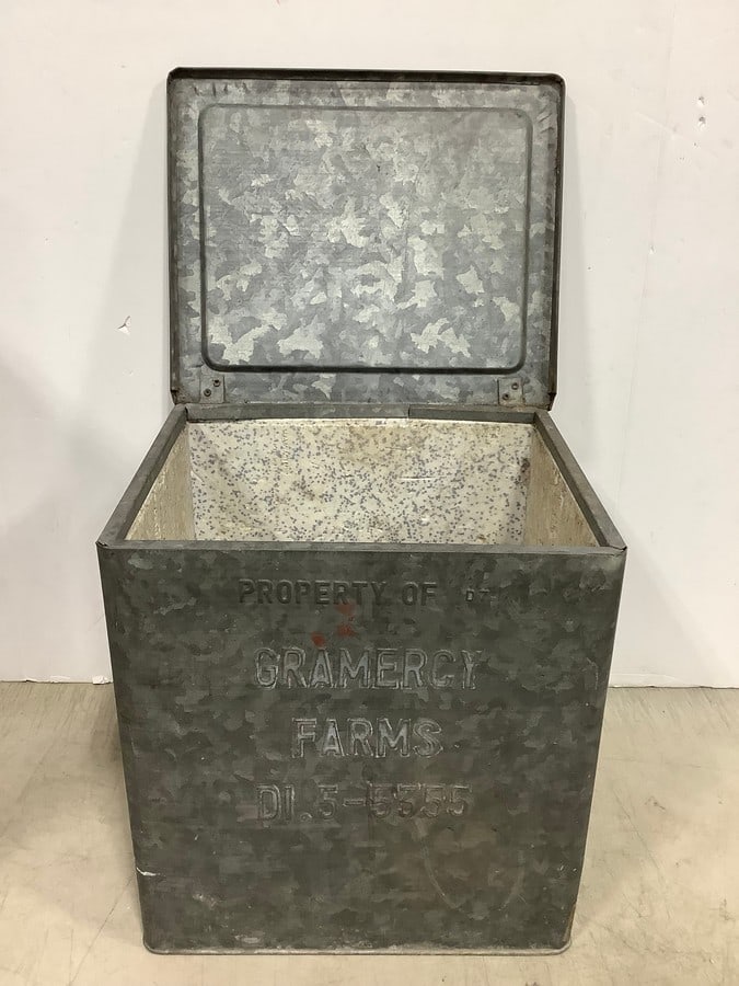 Vintage Gramercy Farms Dairy Container (13.5inx13inx11.25in): Vintage Gramercy Farms Dairy Container (13.5inx13inx11.25in)