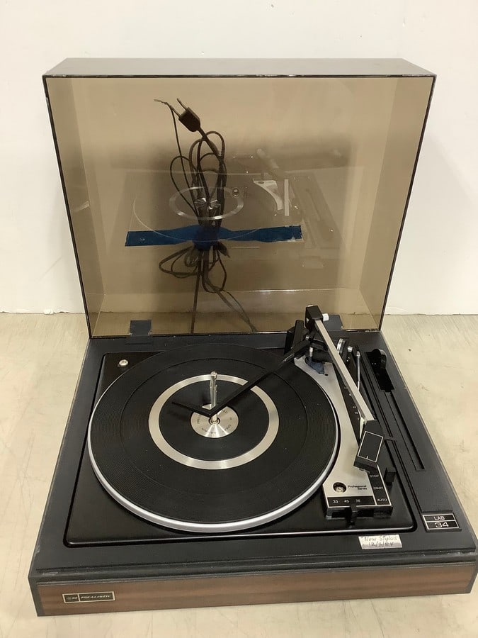 Realistic record player (1 of 1)