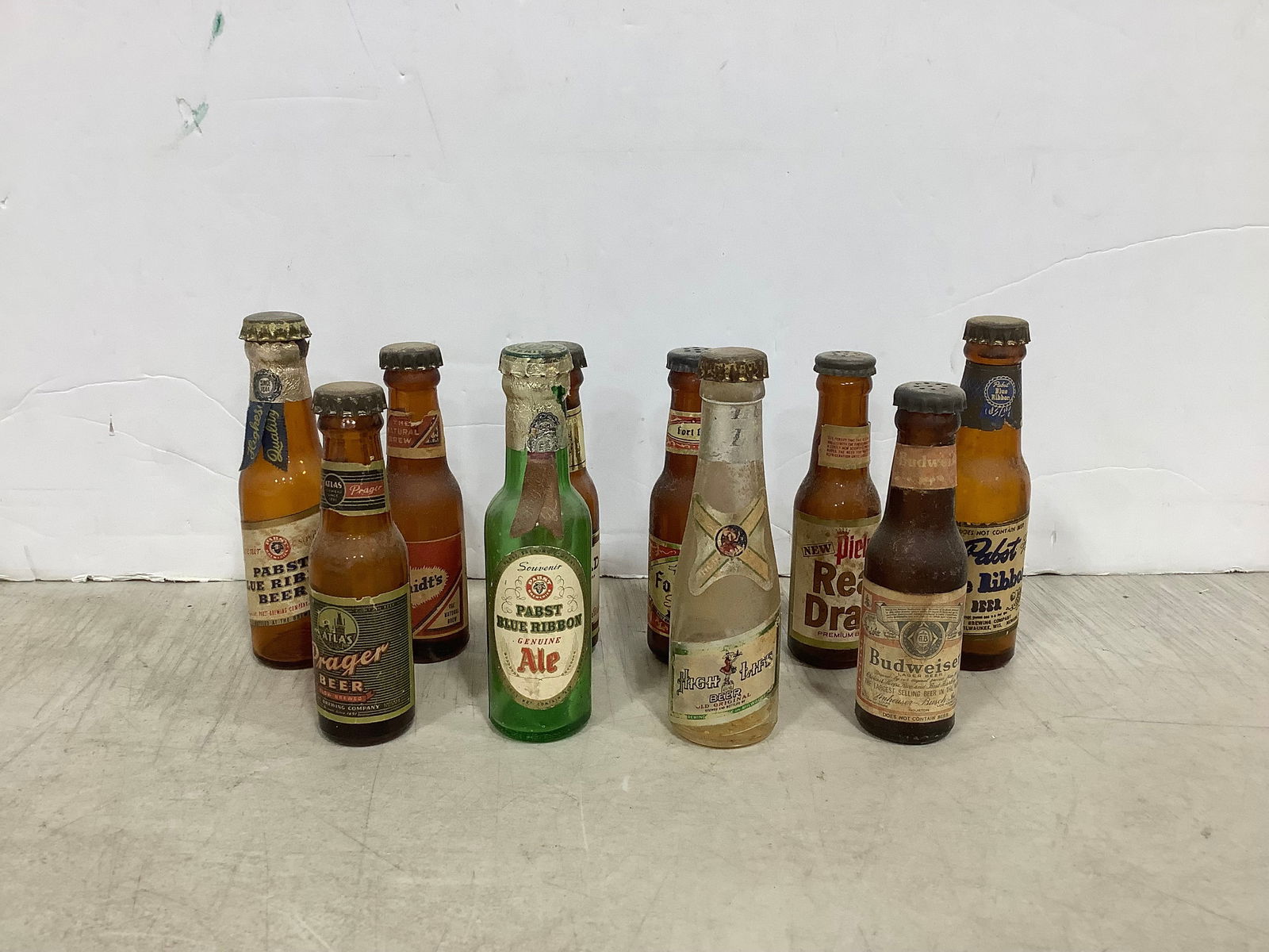 Vintage beer bottle salt/pepper shakers(tallest 4.5in.): Vintage beer bottle salt/pepper shakers(tallest 4.5in.)