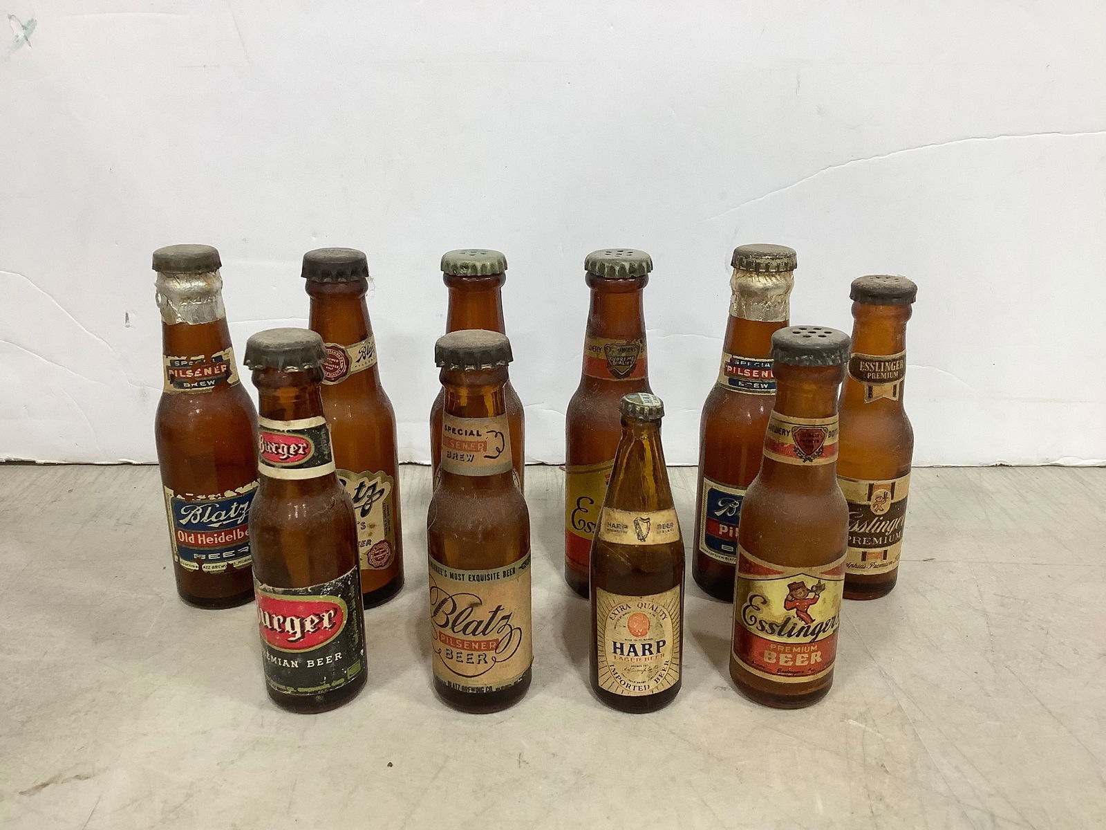Vintage beer bottle salt/pepper shakers(tallest 4.5in.): Vintage beer bottle salt/pepper shakers(tallest 4.5in.)