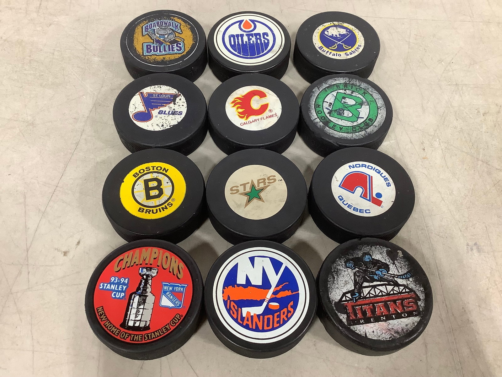 NHL hockey pucks: NHL hockey pucks